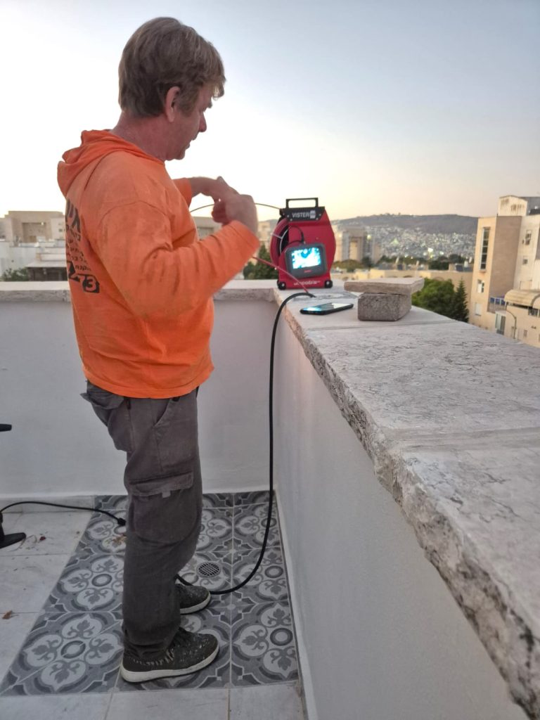 צילום צינור ניקוז מבפנים על ידי מצלמה על סיב אופטי.